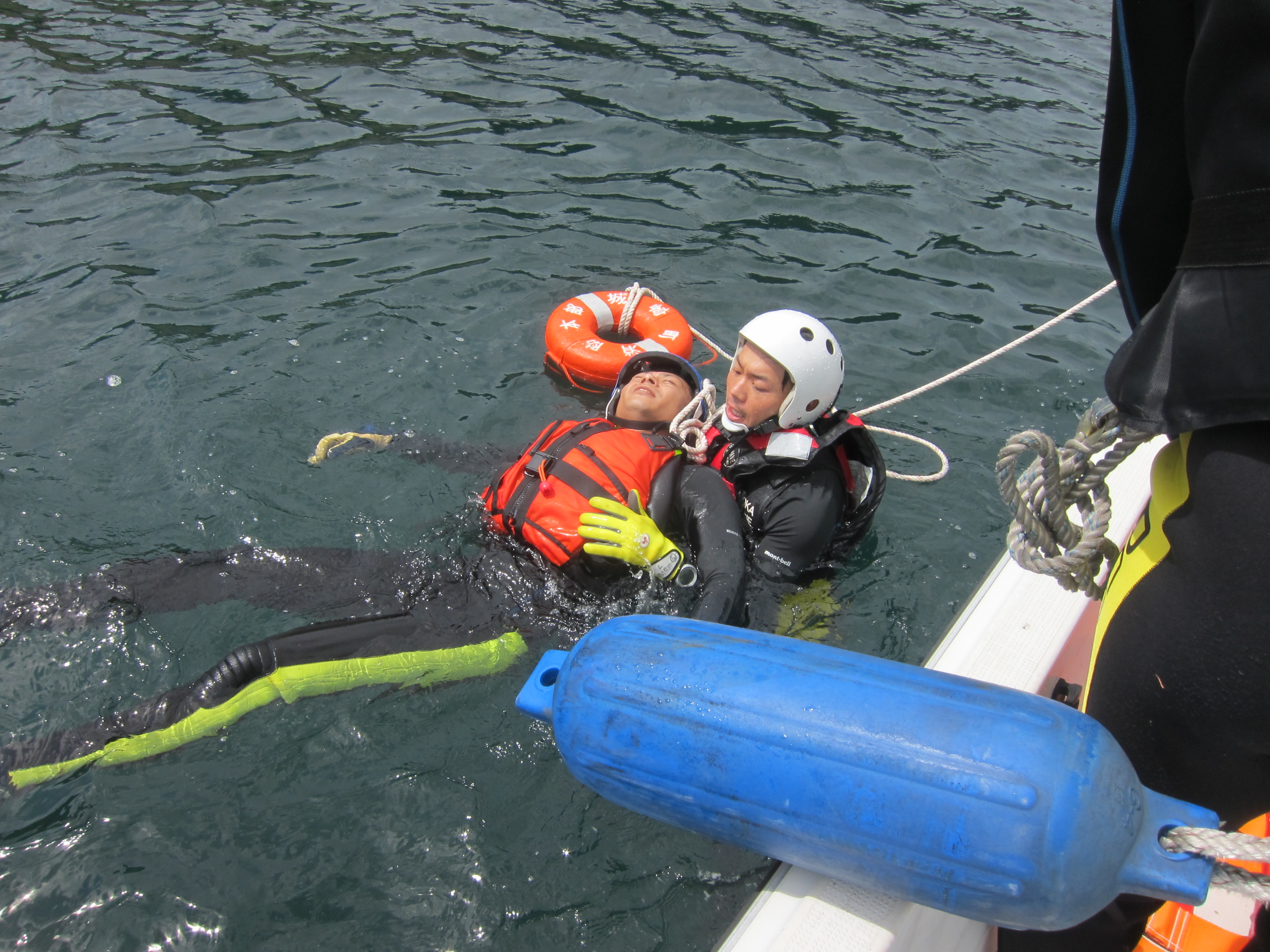 海上に浮いている要救助者の救出